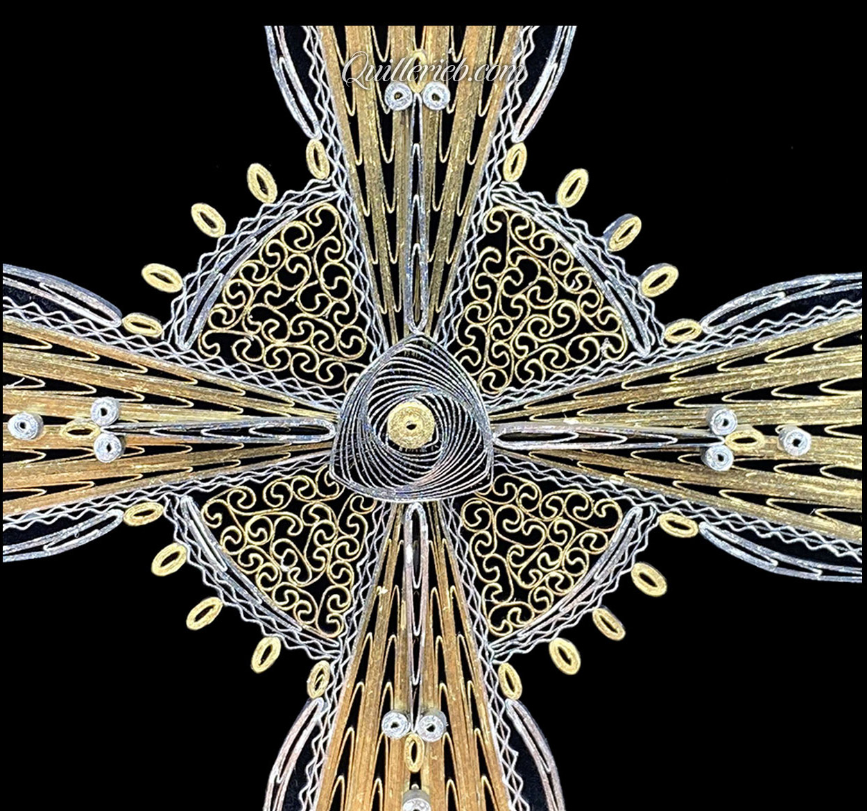 Image of 2nd quilled cross gold and silver close-up center view.
